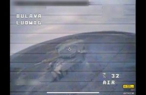 FPV-дрон “Дикі Шершні” атакує російський танк, після чого він підривається на міні. ВIДЕО fpv-дрон-“Дикі-Шершні”-атакує-російський-танк,-після-чого-він-підривається-на-міні.-ВiДЕО