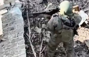 Дрон-камікадзе знищує окупанта, у якого заклинив кулемет. ВIДЕО Дрон-камікадзе-знищує-окупанта,-у-якого-заклинив-кулемет.-ВiДЕО