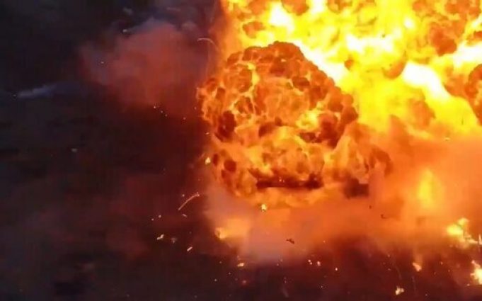 Ворожа БМП-2 разом із десантом зникає у вогні після удару дрона-камікадзе. ВIДЕО Ворожа-БМП-2-разом-із-десантом-зникає-у-вогні-після-удару-дрона-камікадзе.-ВiДЕО