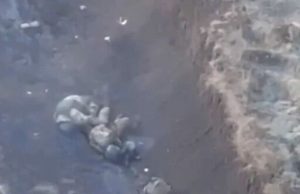 Два окупанти подихають у рівчаку після атаки українського дрона. ВIДЕО Два-окупанти-подихають-у-рівчаку-після-атаки-українського-дрона.-ВiДЕО