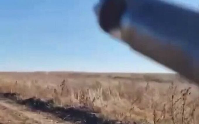 Українські артилеристи накрили касетними боєприпасами окупантів: “Енисей, мы “триста”!. ВIДЕО Українські-артилеристи-накрили-касетними-боєприпасами-окупантів:-“Енисей,-мы-“триста”!.-ВiДЕО