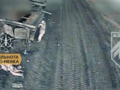 Російський солдат бігає навколо БМП, намагаючись втекти від дрона-камікадзе. ВIДЕО Російський-солдат-бігає-навколо-БМП,-намагаючись-втекти-від-дрона-камікадзе.-ВiДЕО