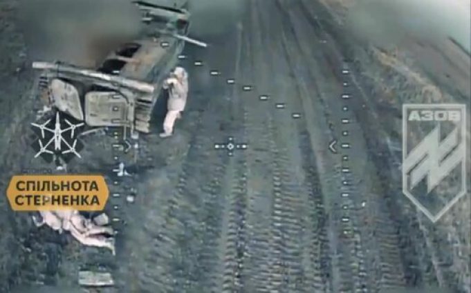 Російський солдат бігає навколо БМП, намагаючись втекти від дрона-камікадзе. ВIДЕО Російський-солдат-бігає-навколо-БМП,-намагаючись-втекти-від-дрона-камікадзе.-ВiДЕО
