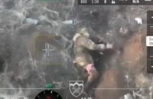 Поранений російський окупант застрелився з автомата на полі бою. ВIДЕО Поранений-російський-окупант-застрелився-з-автомата-на-полі-бою.-ВiДЕО