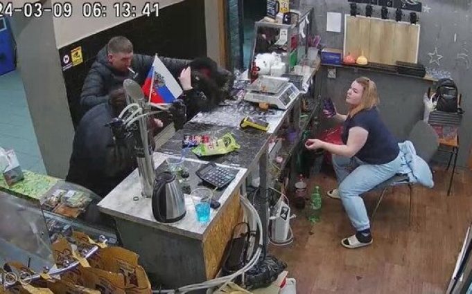 П’яний “Z-патріот” побив двох росіянок, бо думав, що вони говорять українською. ВIДЕО П’яний-“z-патріот”-побив-двох-росіянок,-бо-думав,-що-вони-говорять-українською.-ВiДЕО
