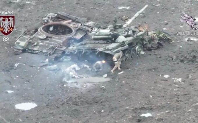 Росіянин з голою дупою тікає від дрона-камікадзе 82 ОДШБр. ВIДЕО Росіянин-з-голою-дупою-тікає-від-дрона-камікадзе-82-ОДШБр.-ВiДЕО