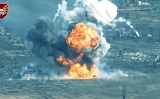 Вибух боєкомплекту ворожого танка Т-72Б3 поблизу Новомихайлівки. ВIДЕО Вибух-боєкомплекту-ворожого-танка-Т-72Б3-поблизу-Новомихайлівки.-ВiДЕО