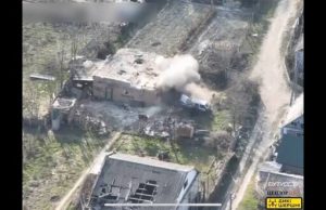 Воїни ССО дронами “Дикі Шершні” знищують російський склад. ВIДЕО Воїни-ССО-дронами-“Дикі-Шершні”-знищують-російський-склад.-ВiДЕО