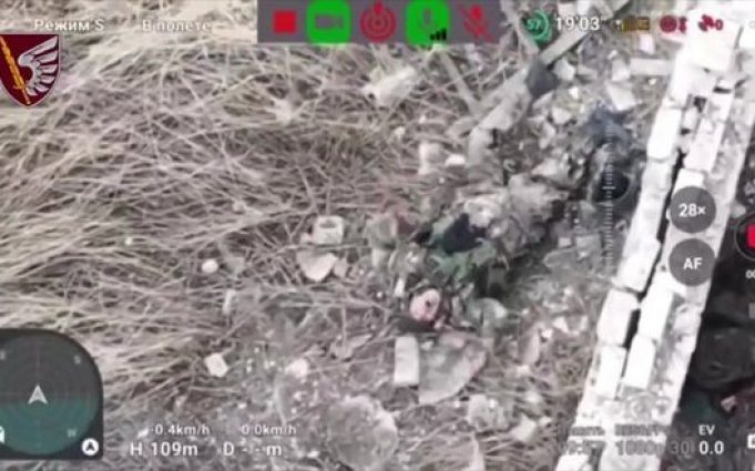 Поранений окупант корчиться та кричить від болю на Мар’їнському напрямку. ВIДЕО 18+ Поранений-окупант-корчиться-та-кричить-від-болю-на-Мар’їнському-напрямку.-ВiДЕО-18+