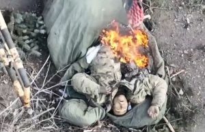 Поранений окупант горить у спальному мішку. ВIДЕО 18+ Поранений-окупант-горить-у-спальному-мішку.-ВiДЕО-18+