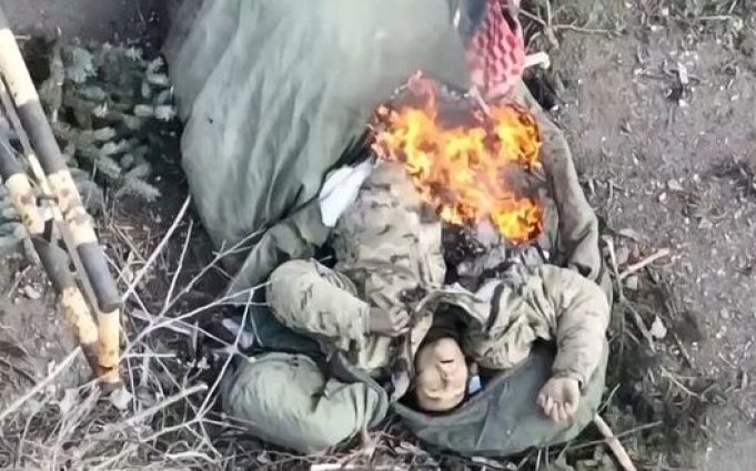 Поранений окупант горить у спальному мішку. ВIДЕО 18+ Поранений-окупант-горить-у-спальному-мішку.-ВiДЕО-18+