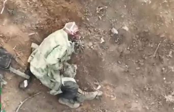 Поранений окупант доходить у канаві при дорозі. ВIДЕО 18+ Поранений-окупант-доходить-у-канаві-при-дорозі.-ВiДЕО-18+