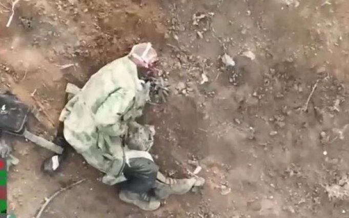 Поранений окупант доходить у канаві при дорозі. ВIДЕО 18+ Поранений-окупант-доходить-у-канаві-при-дорозі.-ВiДЕО-18+