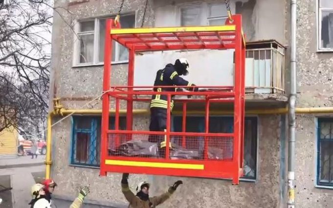 Удар “Шахеда” по п’ятиповерхівці в Сумах: з-під завалів дістали тіло людини. ВIДЕО Удар-“Шахеда”-по-п’ятиповерхівці-в-Сумах:-з-під-завалів-дістали-тіло-людини.-ВiДЕО