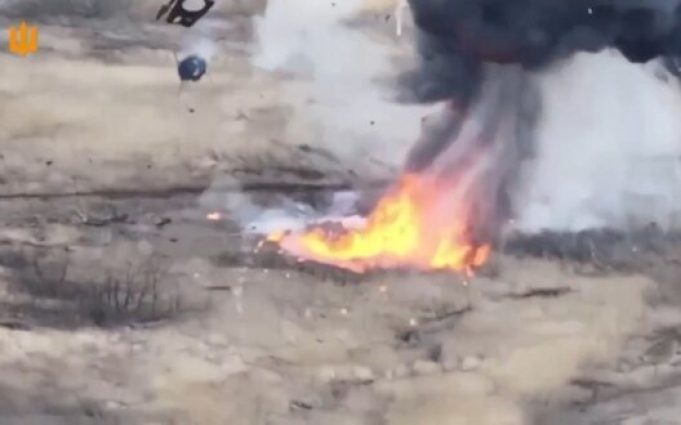 Шматки ворожої БМП-2 летять високо у повітрі після атаки українського дрона. ВIДЕО Шматки-ворожої-БМП-2-летять-високо-у-повітрі-після-атаки-українського-дрона.-ВiДЕО