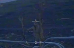 Окупант за допомогою каміння намагався відбитись від дрона-камікадзе. ВIДЕО Окупант-за-допомогою-каміння-намагався-відбитись-від-дрона-камікадзе.-ВiДЕО