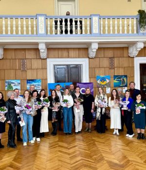 У-Нововолинському-міському-Палаці-культури-відкрили-виставку-картин-дружин-загиблих-Героїв