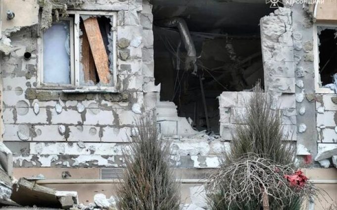 Унаслідок російського обстрілу Херсону пошкоджено квартиру та салон краси. ВІДЕО+ФОТО Унаслідок-російського-обстрілу-Херсону-пошкоджено-квартиру-та-салон-краси.-ВІДЕО+ФОТО