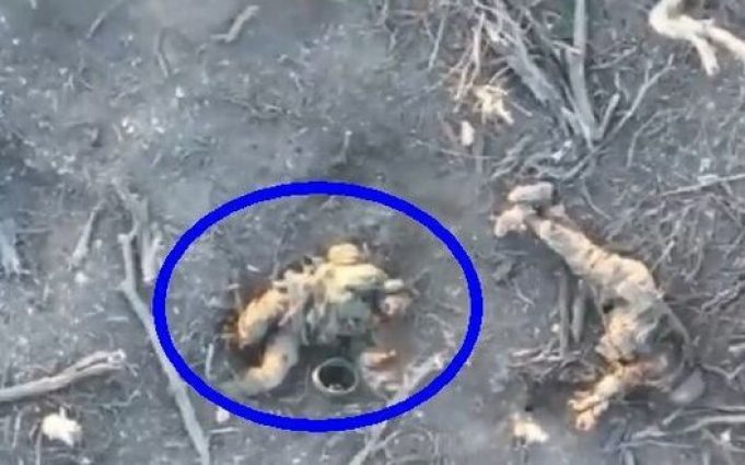 Окупант підірвав себе гранатою на полі бою. ВIДЕО Окупант-підірвав-себе-гранатою-на-полі-бою.-ВiДЕО
