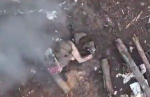 Боєприпас, скинутий з дрона, влучає окупанту у голову. ВIДЕО 18+ Боєприпас,-скинутий-з-дрона,-влучає-окупанту-у-голову.-ВiДЕО-18+