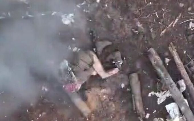 Боєприпас, скинутий з дрона, влучає окупанту у голову. ВIДЕО 18+ Боєприпас,-скинутий-з-дрона,-влучає-окупанту-у-голову.-ВiДЕО-18+