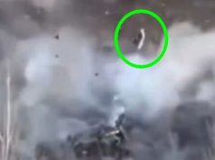 Тіло окупанта зі шматком білої тканини злітає високо угору під час вибуху. ВIДЕО Тіло-окупанта-зі-шматком-білої-тканини-злітає-високо-угору-під-час-вибуху.-ВiДЕО