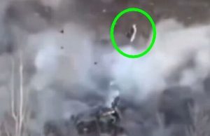 Тіло окупанта зі шматком білої тканини злітає високо угору під час вибуху. ВIДЕО Тіло-окупанта-зі-шматком-білої-тканини-злітає-високо-угору-під-час-вибуху.-ВiДЕО