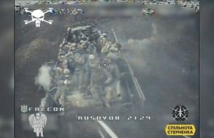 Дрон влучає у ворожий БТР-82А із окупантами на броні. ВIДЕО Дрон-влучає-у-ворожий-БТР-82А-із-окупантами-на-броні.-ВiДЕО