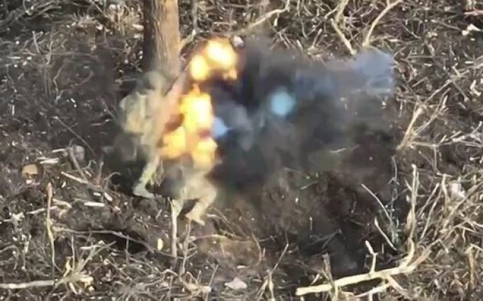 Дрон-камікадзе “мінусує” двох окупантів поблизу Авдіївки. ВIДЕО Дрон-камікадзе-“мінусує”-двох-окупантів-поблизу-Авдіївки.-ВiДЕО