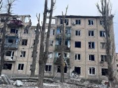 “Лариса, в этих домах все есть. Только нужно електричку какую-то грузовую и вывозить отсюда”, –... “Лариса,-в-этих-домах-все-есть-Только-нужно-електричку-какую-то-грузовую-и-вывозить-отсюда”,-–.