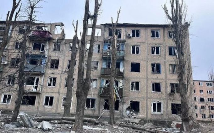 “Лариса, в этих домах все есть. Только нужно електричку какую-то грузовую и вывозить отсюда”, –... “Лариса,-в-этих-домах-все-есть-Только-нужно-електричку-какую-то-грузовую-и-вывозить-отсюда”,-–.