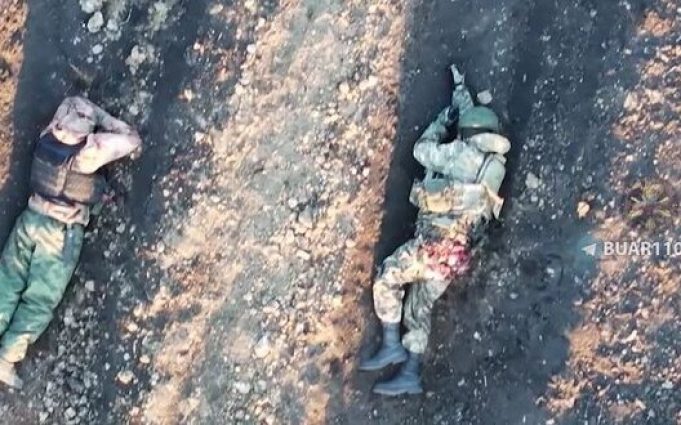 Оператор українського дрона влучив боєприпасом окупанту нижче спини. ВIДЕО 18+ Оператор-українського-дрона-влучив-боєприпасом-окупанту-нижче-спини.-ВiДЕО-18+