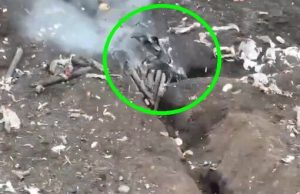 Окупант летить над окопом після удару українського дрона. ВIДЕО Окупант-летить-над-окопом-після-удару-українського-дрона.-ВiДЕО