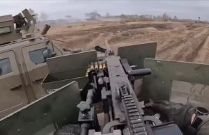 Бійці підрозділу “Whisky Squad” на українському “Humvee” ведуть вогонь із кулемета Browning M2 у бою... Бійці-підрозділу-“whisky-squad”-на-українському-“humvee”-ведуть-вогонь-із-кулемета-browning-m2-у-бою.
