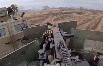 Бійці підрозділу “Whisky Squad” на українському “Humvee” ведуть вогонь із кулемета Browning M2 у бою... Бійці-підрозділу-“whisky-squad”-на-українському-“humvee”-ведуть-вогонь-із-кулемета-browning-m2-у-бою.