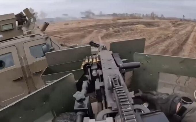 Бійці підрозділу “Whisky Squad” на українському “Humvee” ведуть вогонь із кулемета Browning M2 у бою... Бійці-підрозділу-“whisky-squad”-на-українському-“humvee”-ведуть-вогонь-із-кулемета-browning-m2-у-бою.