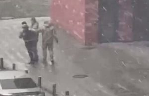 У Львові знову силою “запакували” чоловіка у бус. Обласний ТЦК каже, що він втікав, а... У-Львові-знову-силою-“запакували”-чоловіка-у-бус-Обласний-ТЦК-каже,-що-він-втікав,-а.