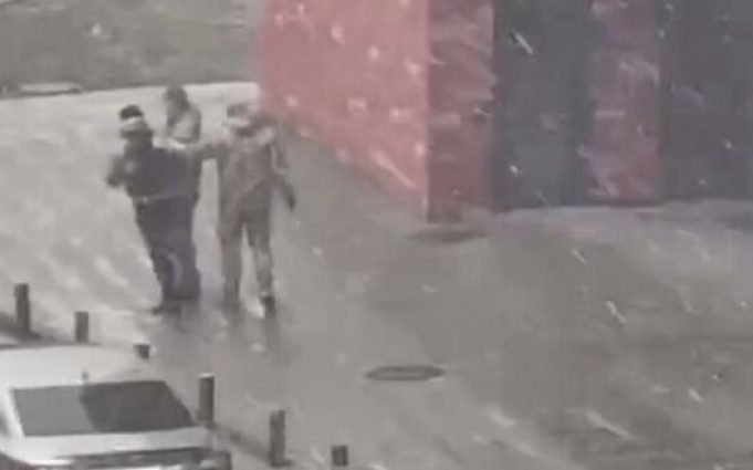 У Львові знову силою “запакували” чоловіка у бус. Обласний ТЦК каже, що він втікав, а... У-Львові-знову-силою-“запакували”-чоловіка-у-бус-Обласний-ТЦК-каже,-що-він-втікав,-а.