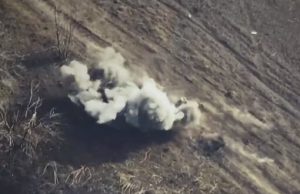 Ураження дроном-камікадзе групи окупантів на Авдіївському напрямку. ВIДЕО Ураження-дроном-камікадзе-групи-окупантів-на-Авдіївському-напрямку.-ВiДЕО