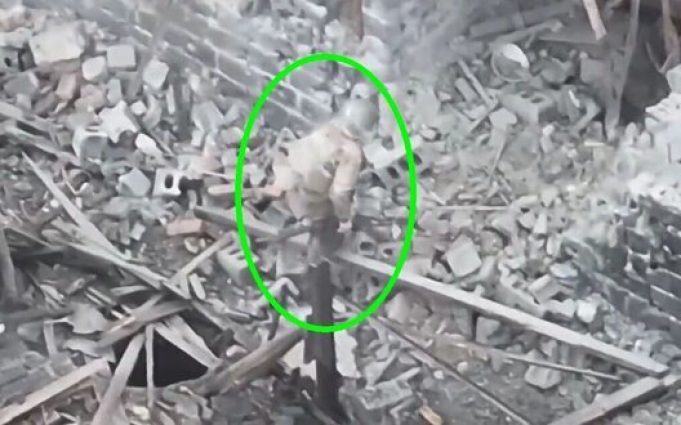Окупант “ловить” три кулі від українського снайпера. ВIДЕО Окупант-“ловить”-три-кулі-від-українського-снайпера.-ВiДЕО