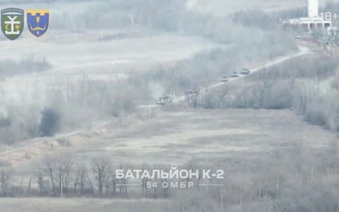 Бійці 54 ОМБр за годину знищили колону техніки росіян, – танки та БМП. ВIДЕО Бійці-54-ОМБр-за-годину-знищили-колону-техніки-росіян,-–-танки-та-БМП.-ВiДЕО