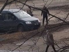 На Сумщині у Шостці люди у військовій формі біля буса побили чоловіка ногами та повалили... На-Сумщині-у-Шостці-люди-у-військовій-формі-біля-буса-побили-чоловіка-ногами-та-повалили.