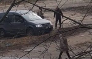 На Сумщині у Шостці люди у військовій формі біля буса побили чоловіка ногами та повалили... На-Сумщині-у-Шостці-люди-у-військовій-формі-біля-буса-побили-чоловіка-ногами-та-повалили.