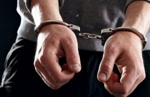 В окупованому Маріуполі двох людей затримали за проукраїнські коментарі в соцмережах. ВIДЕО В-окупованому-Маріуполі-двох-людей-затримали-за-проукраїнські-коментарі-в-соцмережах.-ВiДЕО