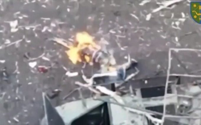 Окупант горить живцем на полі бою. ВIДЕО 18+ Окупант-горить-живцем-на-полі-бою.-ВiДЕО-18+