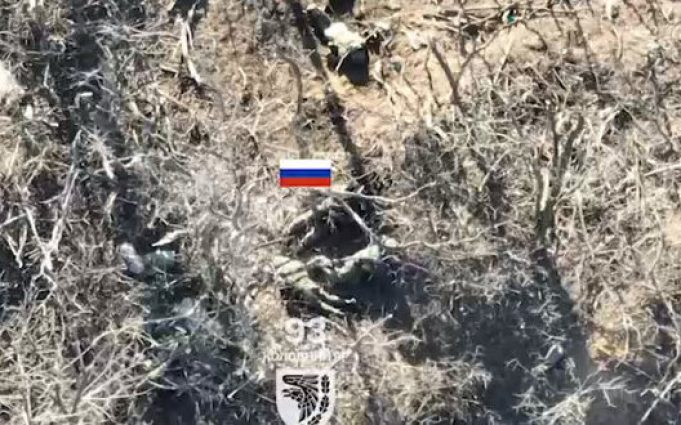 Бійці 93-ї ОМБр скидами з дронів нищать окупантів на Лиманському напрямку. ВIДЕО Бійці-93-ї-ОМБр-скидами-з-дронів-нищать-окупантів-на-Лиманському-напрямку.-ВiДЕО