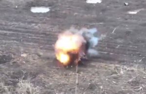 Окупант марно намагався втекти від дрона 82-ї ОДШБр. ВIДЕО Окупант-марно-намагався-втекти-від-дрона-82-ї-ОДШБр.-ВiДЕО