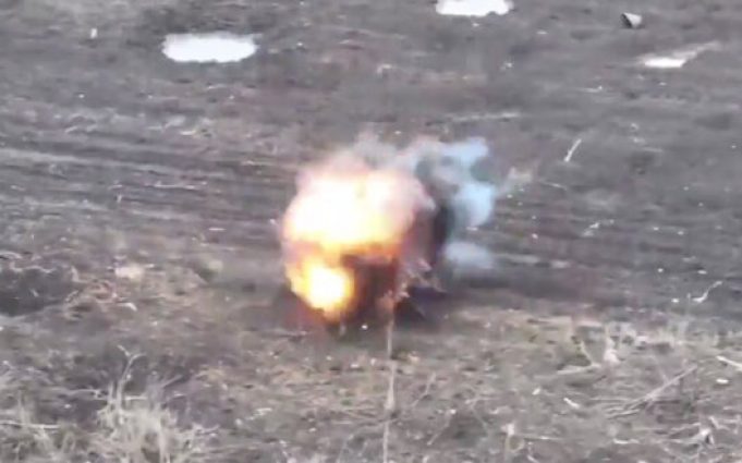 Окупант марно намагався втекти від дрона 82-ї ОДШБр. ВIДЕО Окупант-марно-намагався-втекти-від-дрона-82-ї-ОДШБр.-ВiДЕО