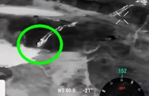 Ворожий БТР їде по схилу до озера і тоне. ВIДЕО безпілотника Ворожий-БТР-їде-по-схилу-до-озера-і-тоне.-ВiДЕО-безпілотника