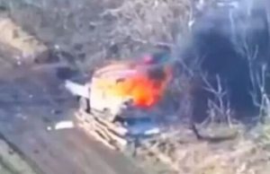 Ворожий автомобіль горить після атаки дрона “Дикі Шершні”. ВIДЕО Ворожий-автомобіль-горить-після-атаки-дрона-“Дикі-Шершні”.-ВiДЕО